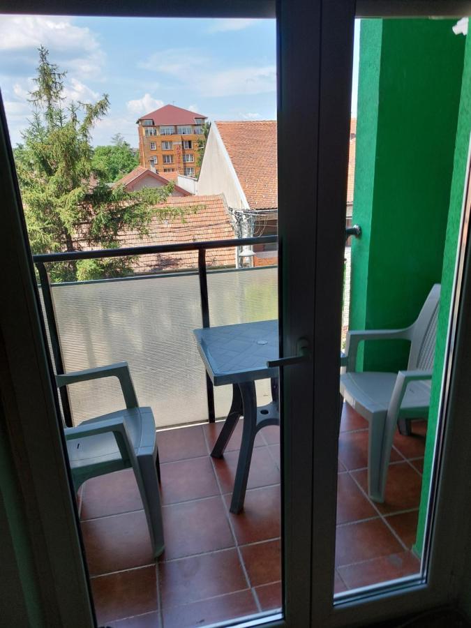 Ferienwohnung Oaza Mira + Free Parking Novi Sad Exterior foto